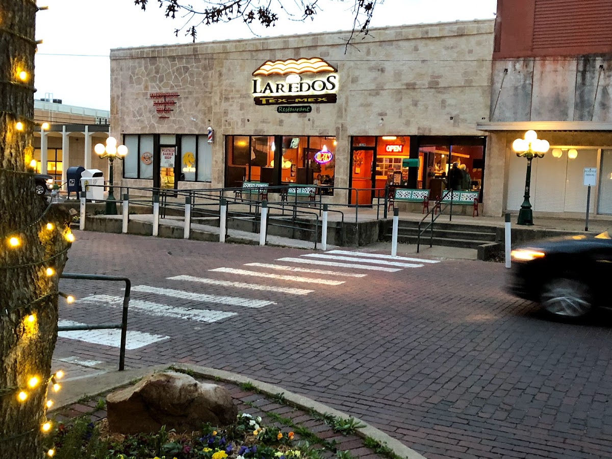 Dos Laredos — restaurante mexicano en Commerce